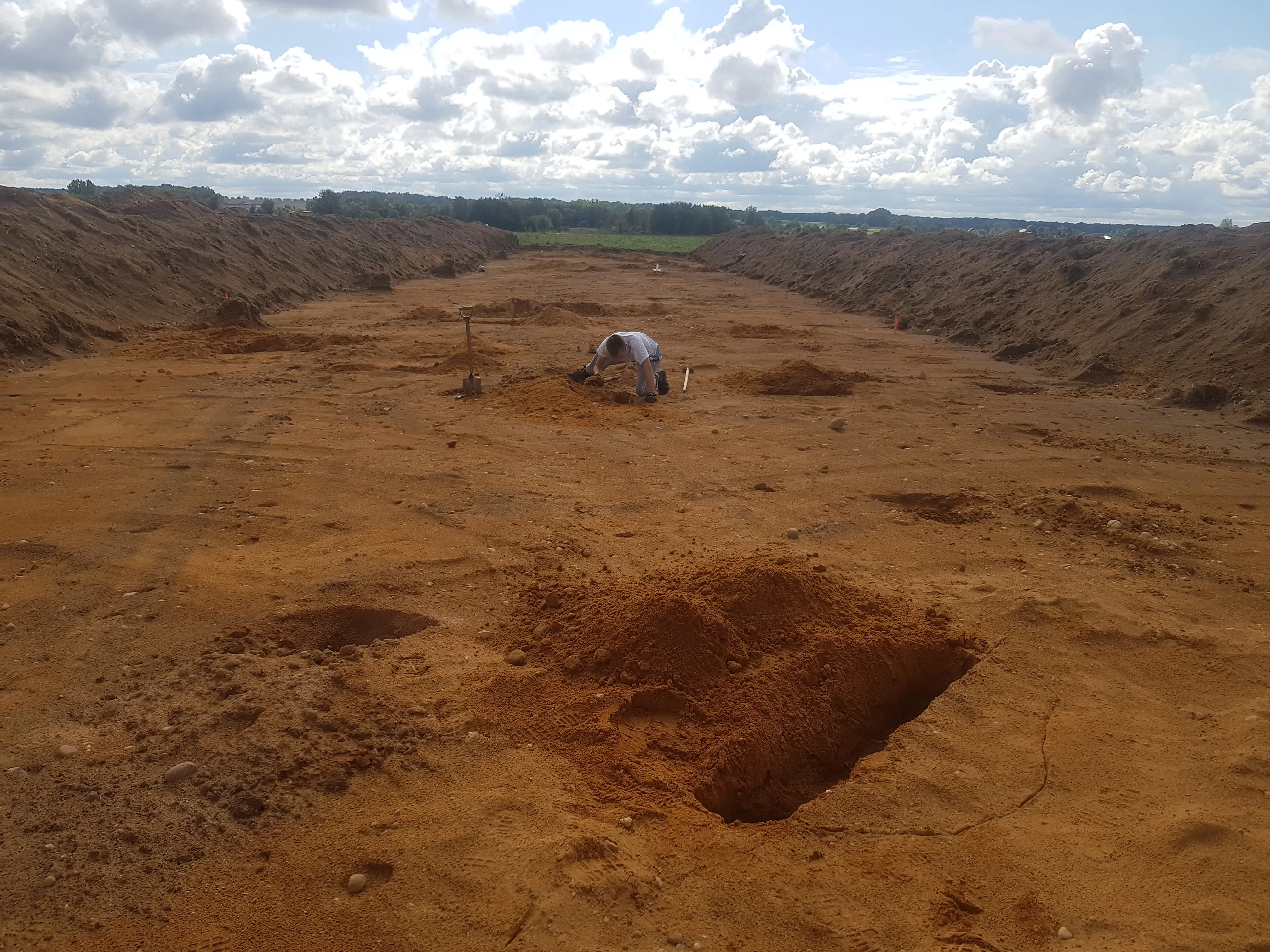 archeolog podczas prac w terenie