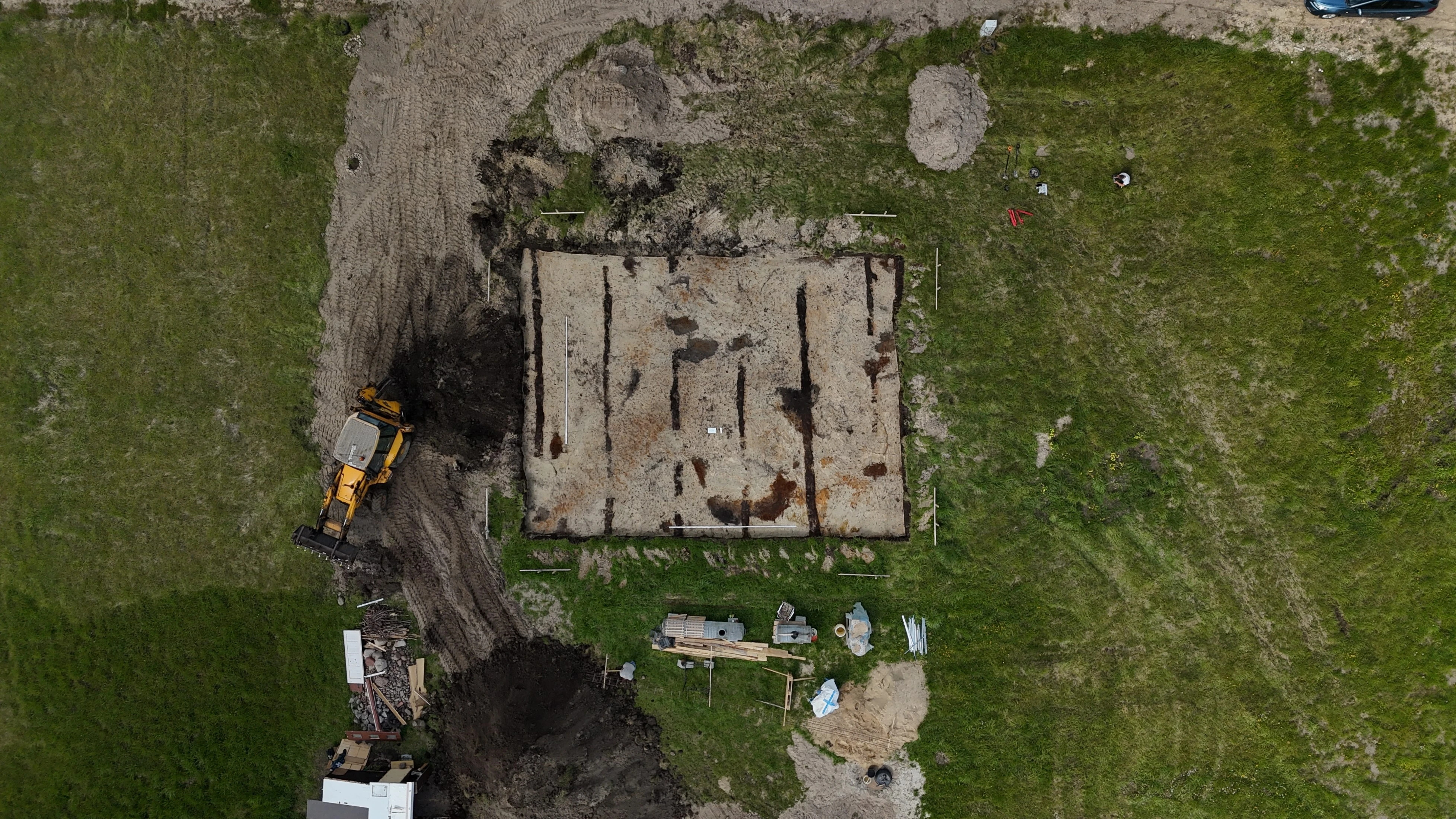 zdjęcie z drona, wykopy z badań archeologicznych