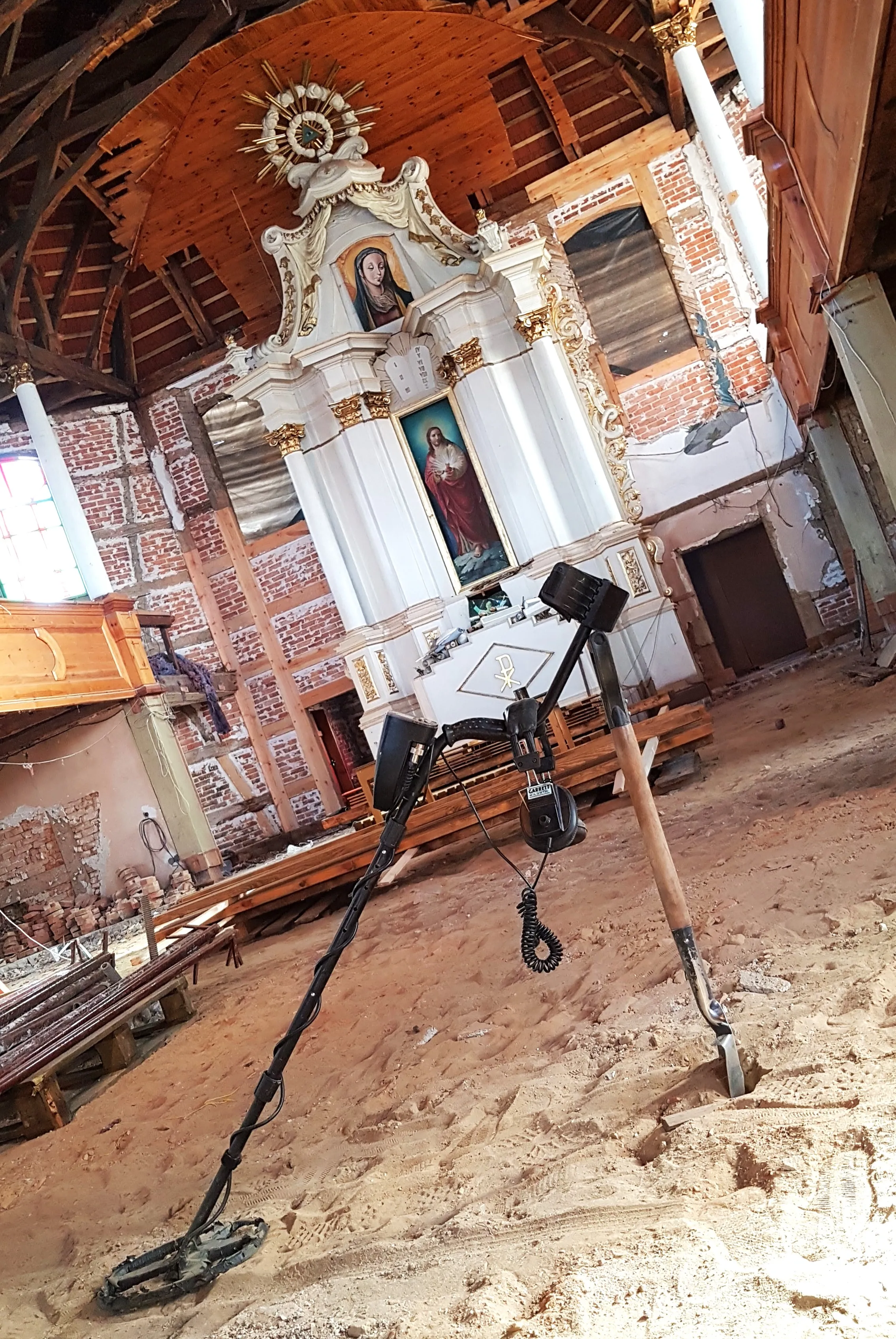 badania archeologiczne w zabytkowym kościele